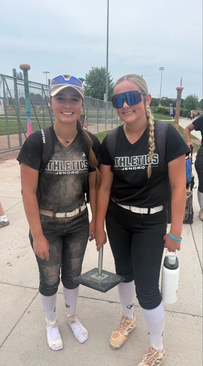 AudreyBapp's tweet photo. Worked a few times slappin’ this last week.  CF is HOME!  You know you did something when your coaches come on the field &amp; give you a high-five! Love the hype. Look at them jump 😂.  My lil sis with some time in the ⭕️. #50 in CF @BrianJendro @djgasso @CoachELeyba @coachjro https://t.co/bSyb9KUaIv