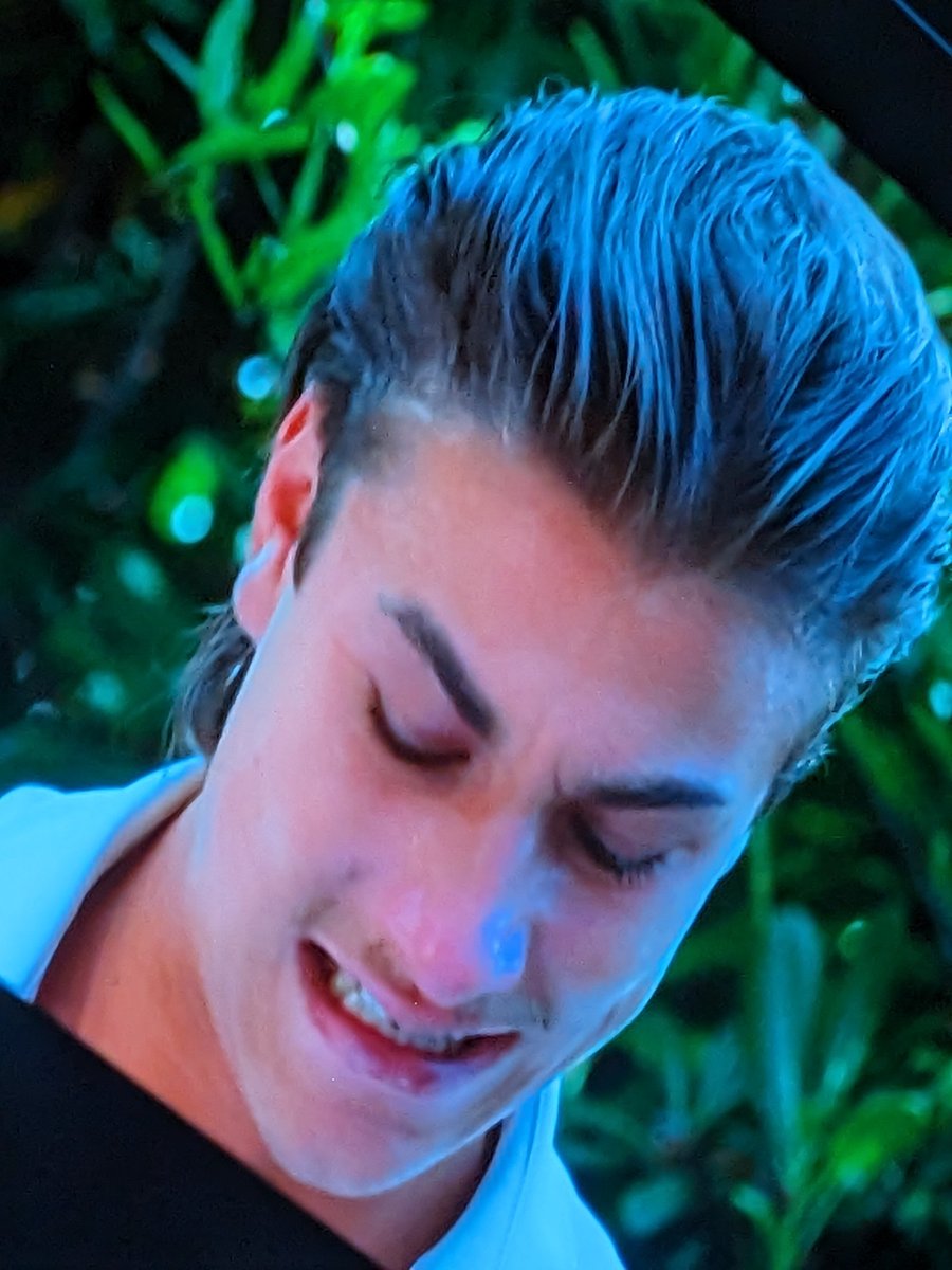 Damyanto's tweet photo. non c'è la faccio più 
#temptationisland https://t.co/TAWIVUMYWI