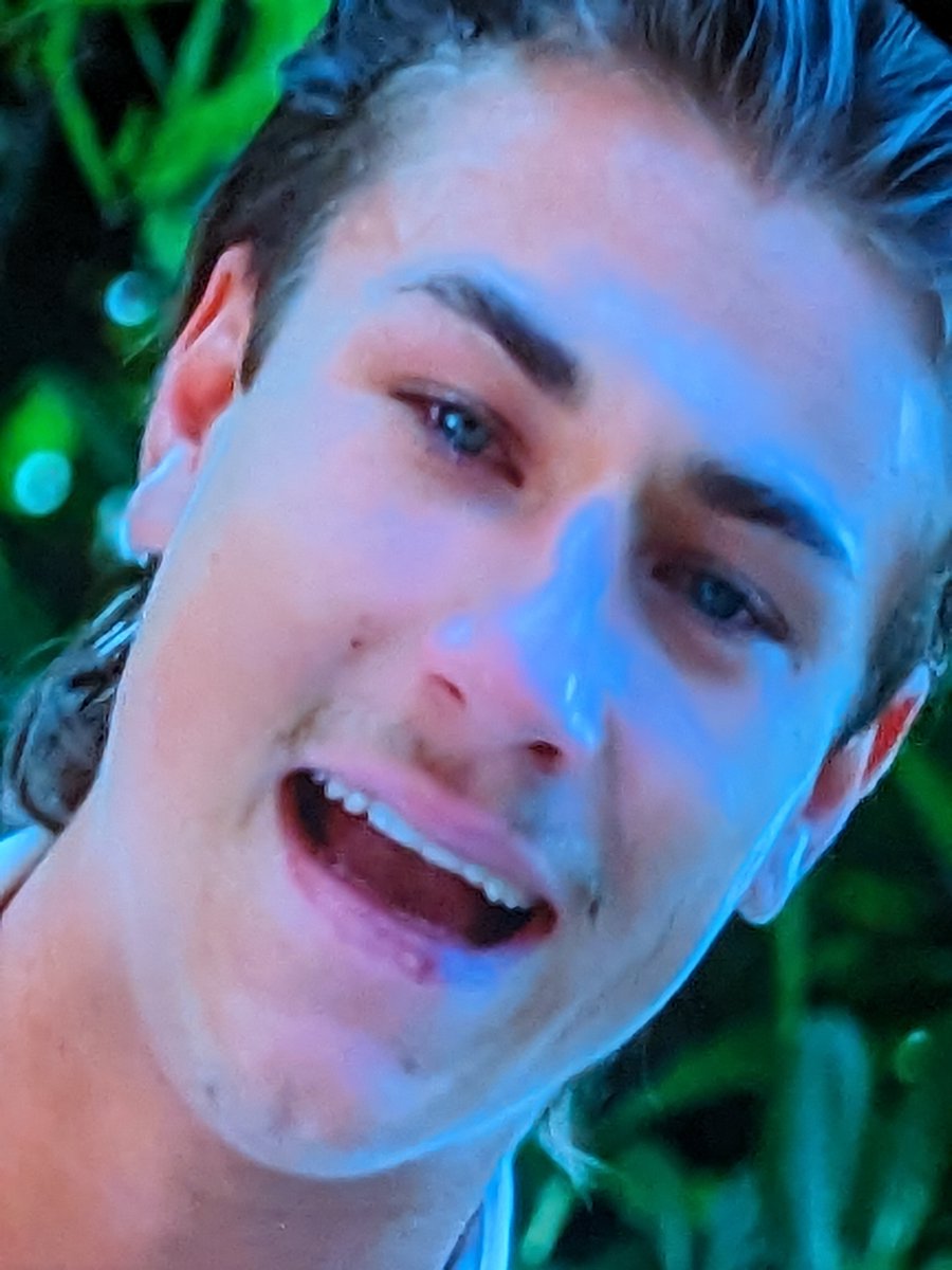 Damyanto's tweet photo. non c'è la faccio più 
#temptationisland https://t.co/TAWIVUMYWI