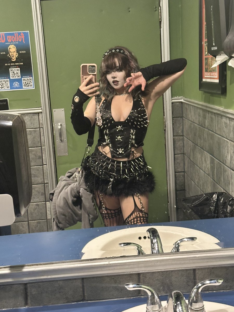 vivodile's tweet photo. went to a jiluka concert with pooks the other week :3 https://t.co/4b5jJF743H