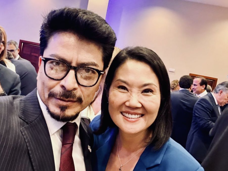 MRE_Bolivia's tweet photo. El ministro de Relaciones Exteriores, Fernando Aramayo, felicitó a la presidenta electa del Perú, Keiko Fujimori, y le transmitió el saludo y el cariño del pueblo boliviano, reafirmando la voluntad de continuar construyendo un destino común entre dos pueblos hermanos.

Durante el Almuerzo Empresarial CAF–CEAPI “Invertir en Perú, invertir en Iberoamérica”, destacó que Bolivia y Perú comparten caminos entrelazados y una agenda orientada a consolidar la gobernabilidad, defender la democracia y aprovechar las oportunidades de una nueva geopolítica con Iberoamérica como protagonista.

Asimismo, señaló que el desafío común es generar prosperidad con equidad, integración y confianza.

#BoliviaAlMundo #BoliviaPerú #IntegraciónRegional #Democracia #Iberoamérica #CAF #CEAPI