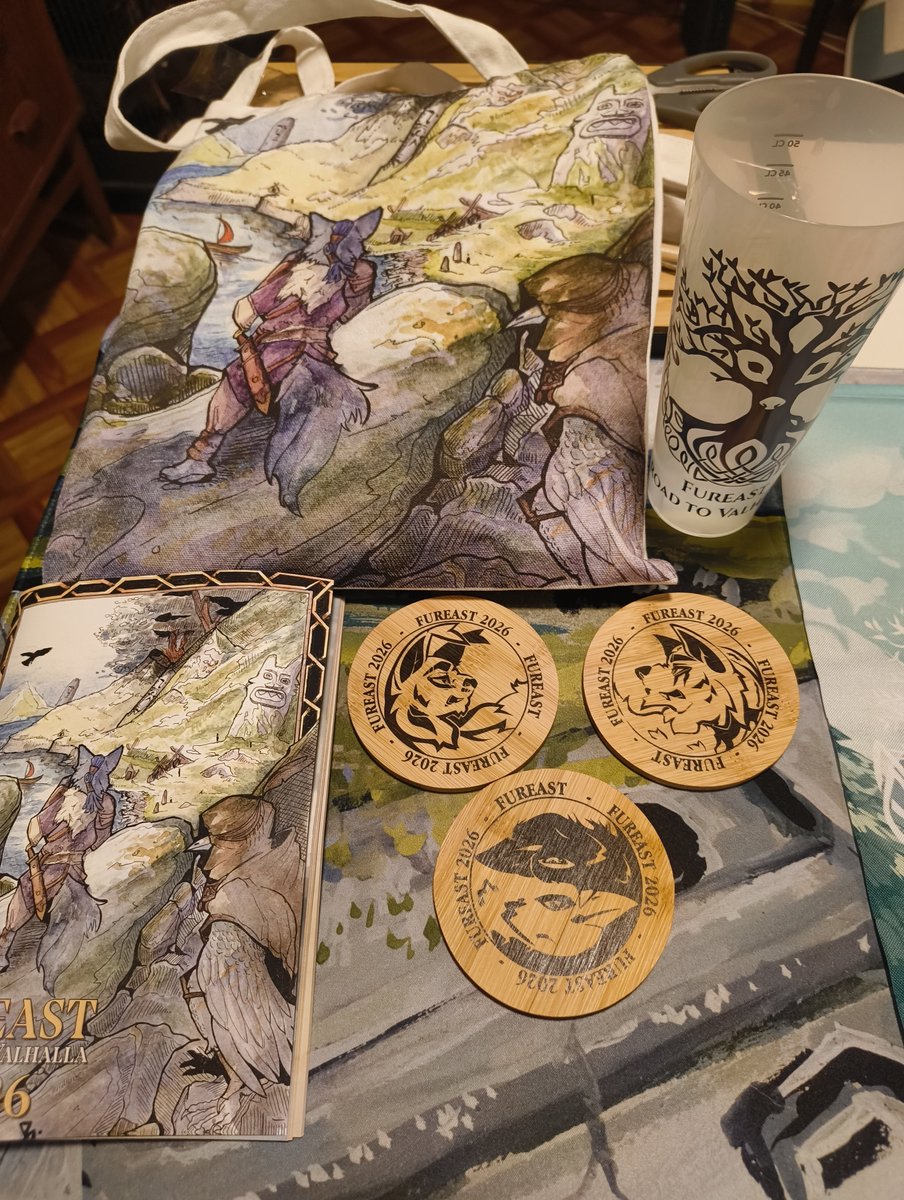 AkaFluffyBlue's tweet photo. Rarement vu un Super Sponsor aussi rentable et qualitatif que celui de la @FurEast_Event de cette année. Rajoute a ça le trophée en bois sculpté et peint gagner par @Amauryeen qui avait clairement de la gueule (par La Bucherie Du Pin) . Franchement gg https://t.co/2VmDA1AGo6