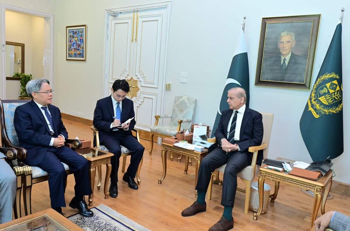 summandar01's tweet photo. اسلام آباد: وزیراعظم ہاؤس میں چینی سفیر چیانگ زئی ڈونگ کی وزیراعظم محمد شہباز شریف سے اہم ملاقات۔
ملاقات کے دوران پاک چین ہمہ جہت اسٹریٹجک شراکت داری کو مزید مضبوط بنانے اور حالیہ اعلیٰ سطحی معاہدوں پر پیشرفت کا جائزہ لیا گیا۔۔
#Pakistan #China #PMShehbazSharif #Islamaba #CPEC #PakChinaFriendship #ForeignPolicy