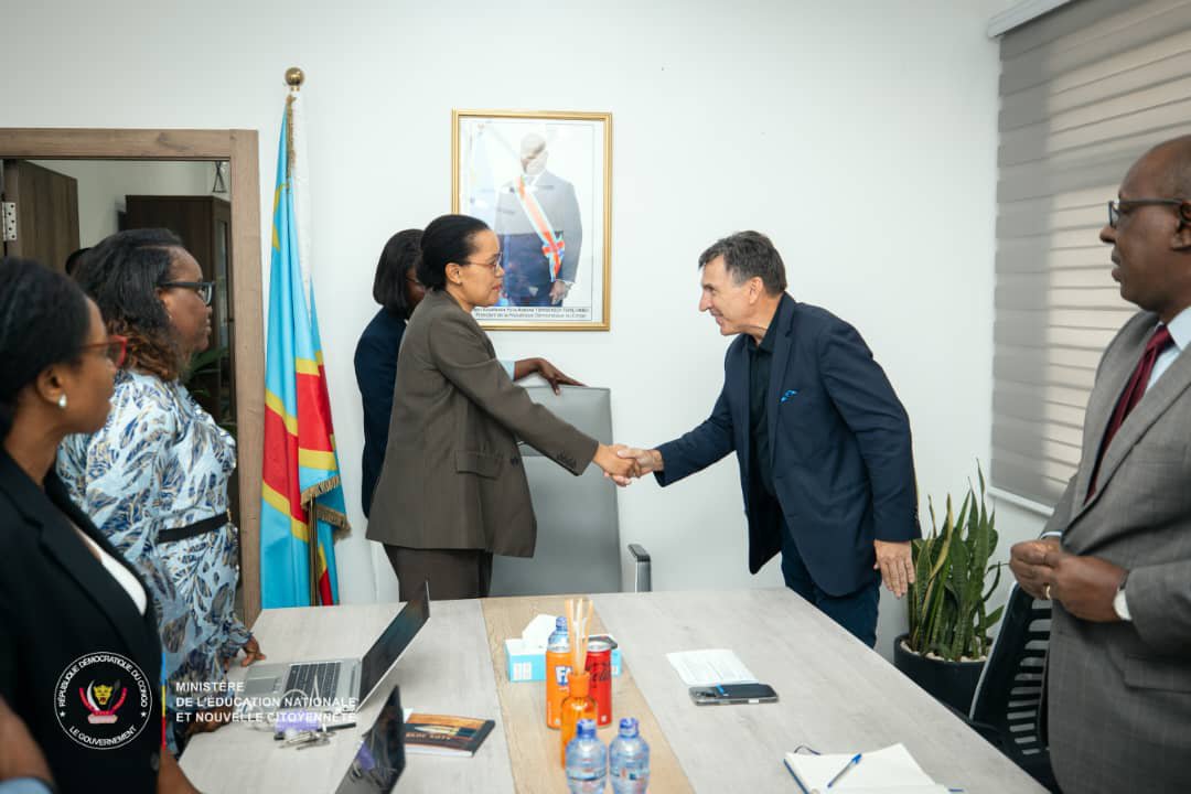 MinisterEDU_NC's tweet photo. MINEDUNC
27 Juillet 2026 |

• La MinEtat @malu_raissa a reçu ce lundi 27 juillet, une délégation du Programme Alimentaire Mondial (PAM @WFPDRC), conduite par son Directeur pays, David Stevenson.

• La mise en œuvre du Programme national des cantines scolaires, dont le lancement est prévu dès la rentrée scolaire 2026-2027, a été au menu des discussions.

• Ce partenariat stratégique vise à améliorer la nutrition des élèves, favoriser leur maintien à l'école et créer de meilleures conditions d'apprentissage pour tous.

@Presidence_RDC 
@PrimatureRDC 
@Com_mediasRDC