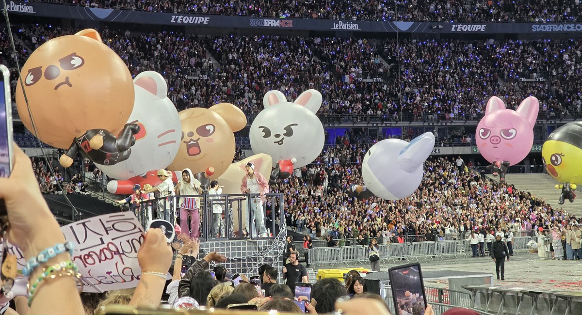 Hxtru5's tweet photo. Saw Stray Kids 1 year ago in Paris...I miss them 💭
I'm so thankful I got to see them 🥹 https://t.co/4FTzTa6IfP