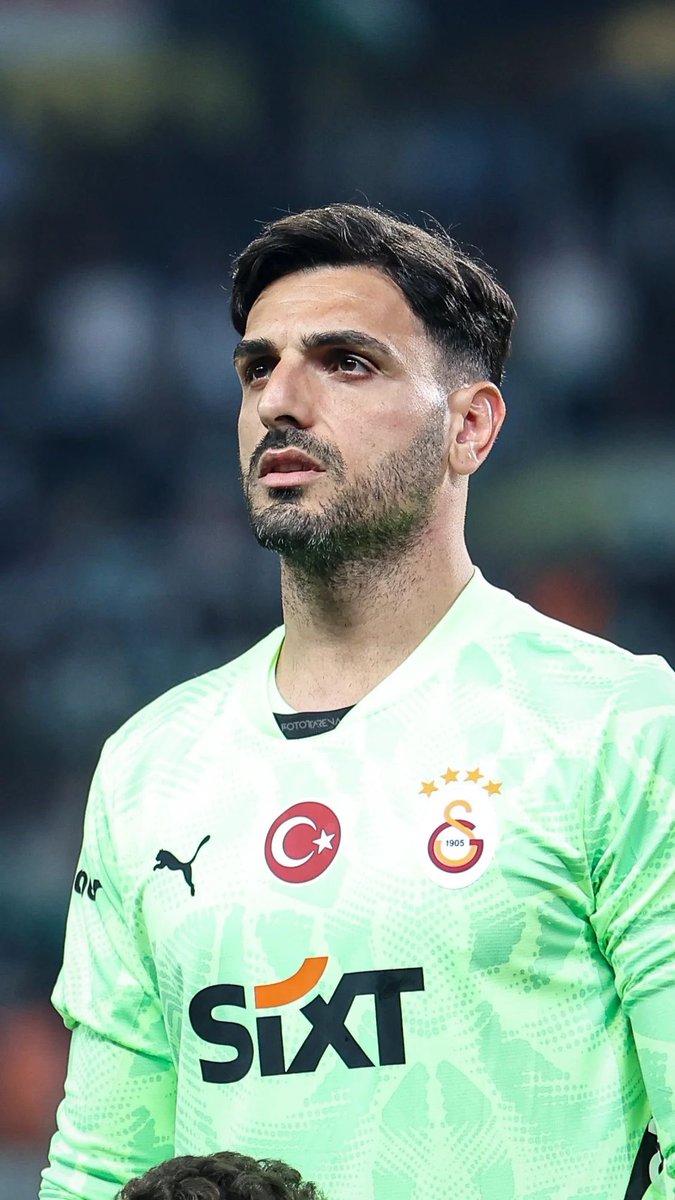 ibrahimavciGs's tweet photo. -35 yaşında                         -21 yaşında
-Avrupada yabancı.          -Eyüpsporda             
sayılıyor                                 kendini kanıtladı
-Monza,Monaco,               -Venezia maçında
Süper kupa maçında          kalede devleşti 
yediği hatalı gollerle          -Önümüzde ki
saç baş yoldurdu                15 yılın teminatı
-Performansı geriye          -Galatasarayın
gidiyor.                                    net ikinci kalecisi
-Yaş ortalamasını.              -Güven veriyor.
arttırıyor.