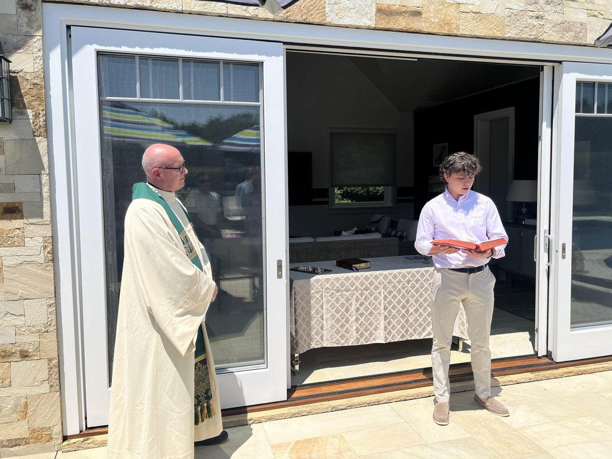 RegisHighSchool's tweet photo. More than 40 members of our community gathered yesterday for our Eastern Long Island Reception. Hosted by Pam and Robin Esterson P’18’21 and their family, the reception provided guests the opportunity to attend Mass together and connect with one another. https://t.co/QN3AzFWj2b