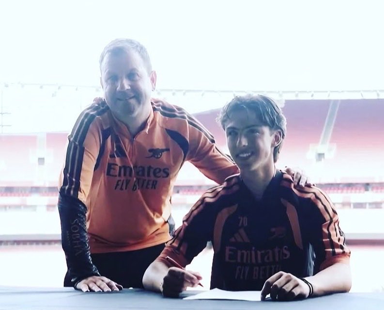 ArsenalN7's tweet photo. 🚨 Congratulations to Gabriel Arteta on officially signing his Arsenal scholarship! ❤️

From academy prospect to second-year scholar, Gabriel’s journey at Arsenal continues. A testament to his hard work, dedication and commitment ✍️ https://t.co/mLm8PwXTeo