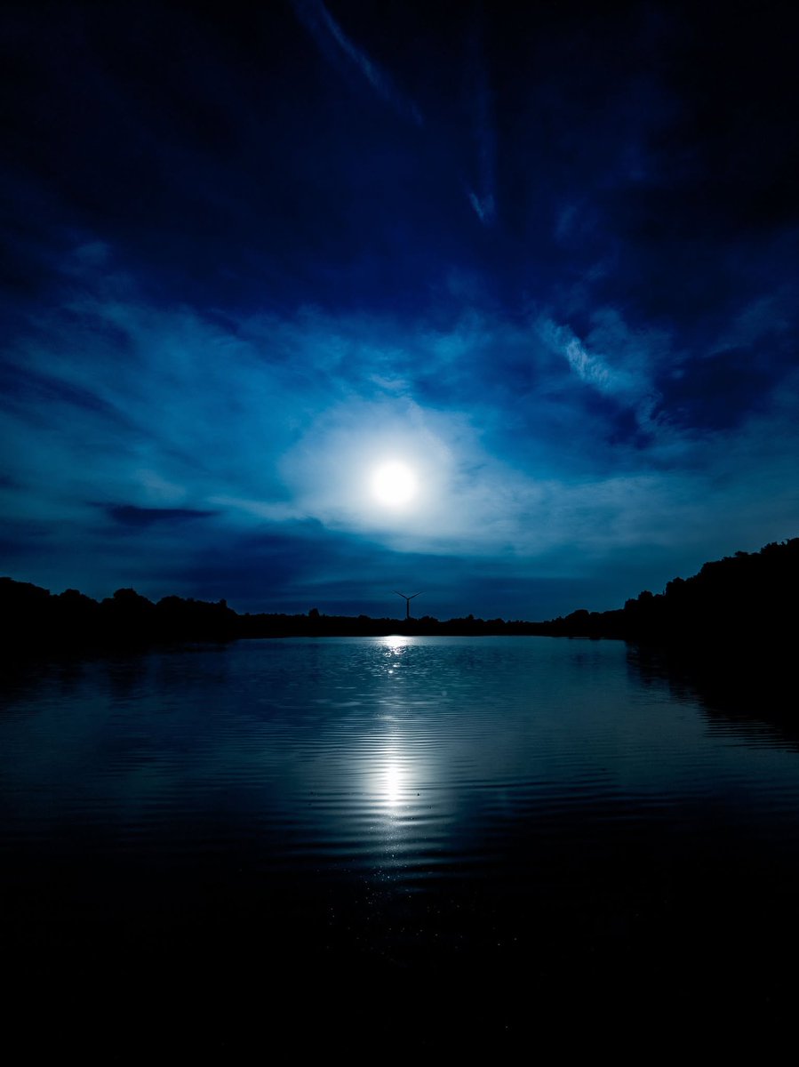 LakiaPerusag's tweet photo. the silence is loud enough to hear my own brain overthinking, which is a choice i guess, why is stillness so demanding 🌙 https://t.co/vBSYFIY7DG