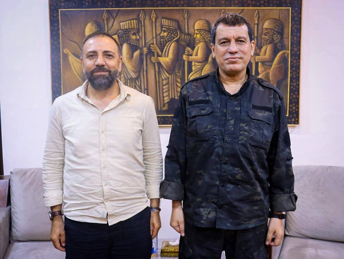 BerbangHilat's tweet photo. Hevdîtinek bi birêz #MazlumAbdi re
#Tevcand #Rojava https://t.co/gZp3DXXKxD
