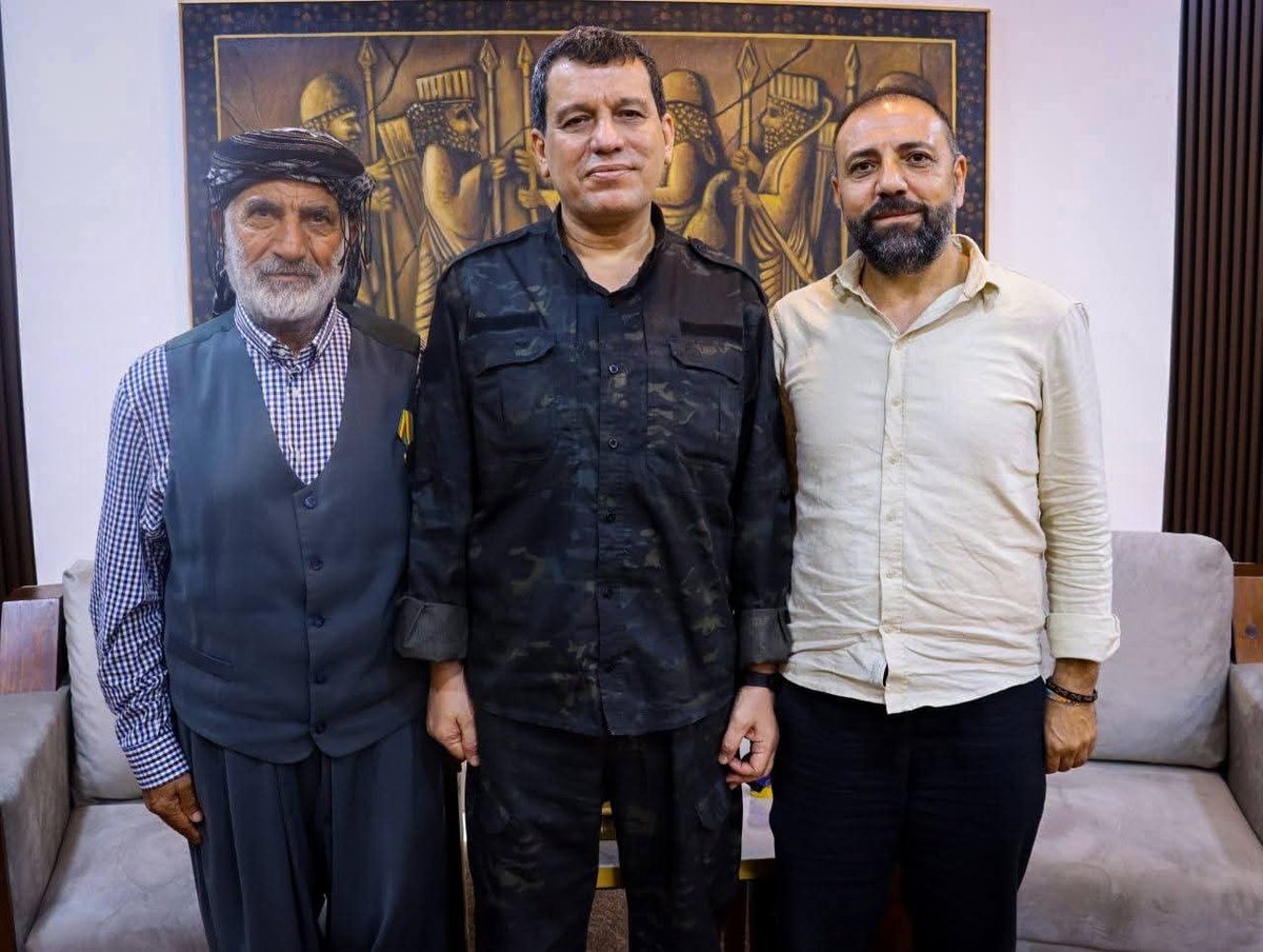 BerbangHilat's tweet photo. Hevdîtinek bi birêz #MazlumAbdi re
#Tevcand #Rojava https://t.co/gZp3DXXKxD