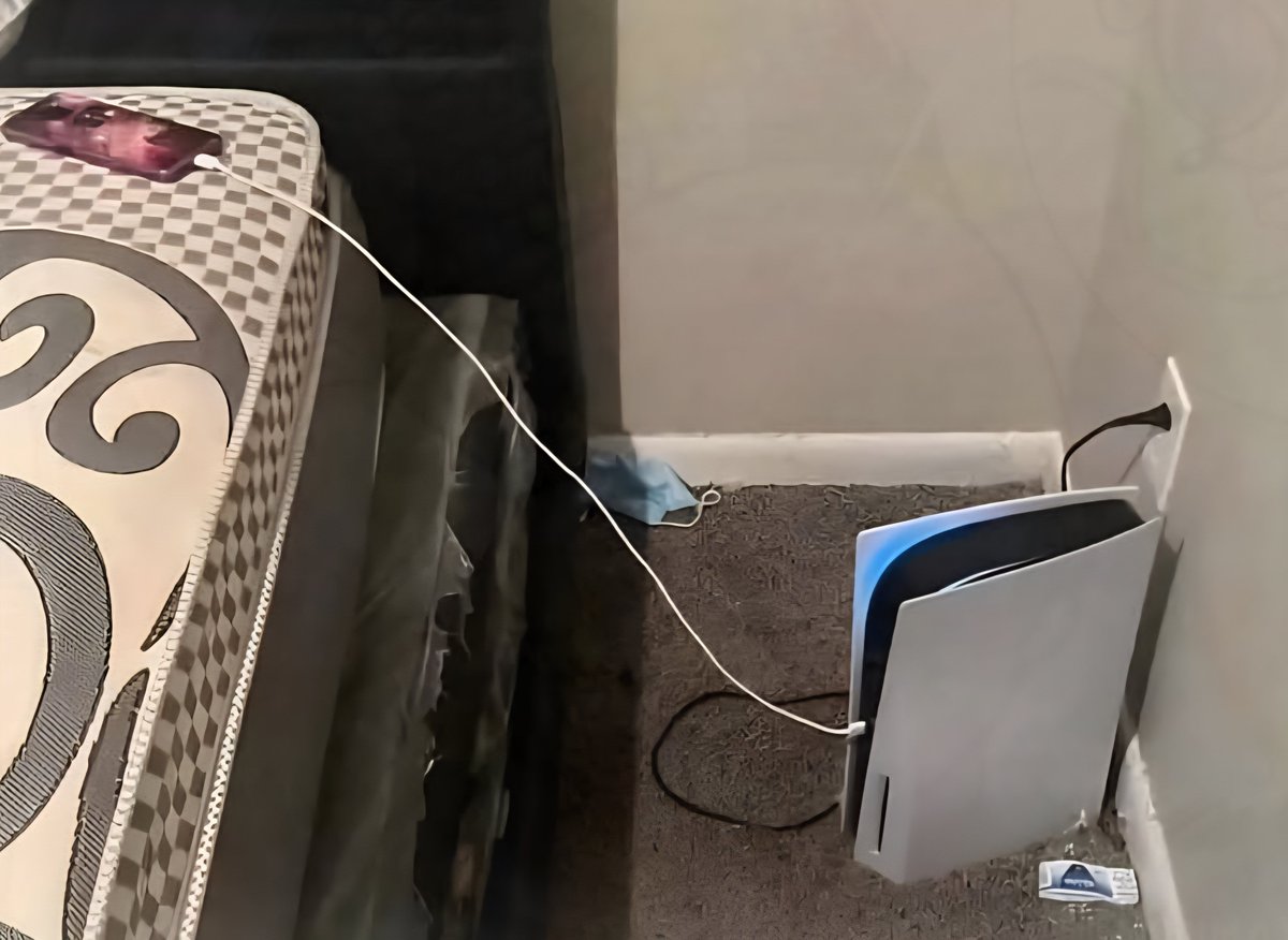doc_zee7's tweet photo. Why she mad that I brought my phone charger with me https://t.co/m3eW4xzeLV