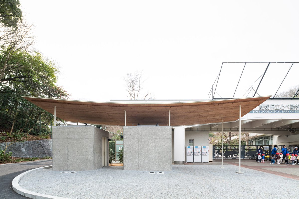 arqcommx's tweet photo. Lo que normalmente se considera un defecto estructural aquí se convirtió en la solución. El sanitario del Zoológico de Tobe, de Yano Aoyama Architecture Design, utiliza la flexión natural del CLT para crear una cubierta eficiente, ligera y única. https://t.co/XORwrLI50j