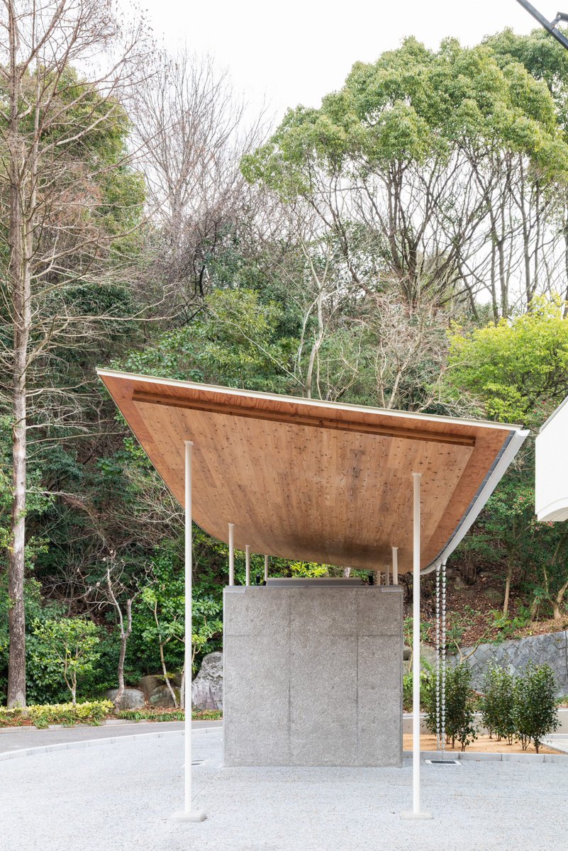 arqcommx's tweet photo. Lo que normalmente se considera un defecto estructural aquí se convirtió en la solución. El sanitario del Zoológico de Tobe, de Yano Aoyama Architecture Design, utiliza la flexión natural del CLT para crear una cubierta eficiente, ligera y única. https://t.co/XORwrLI50j