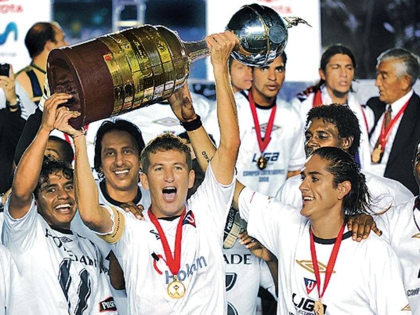 ChoboAlvarez's tweet photo. Los campeones de Libertadores lucirán parches personalizados en sus participaciones coperas. Este es el de LDU, único club ecuatoriano en ganar la Copa más codiciada del continente. Lo estrenará en el 13/08 en Brasil en la ida de los octavos de final contra Mirassol https://t.co/Dzj0gvvxkU