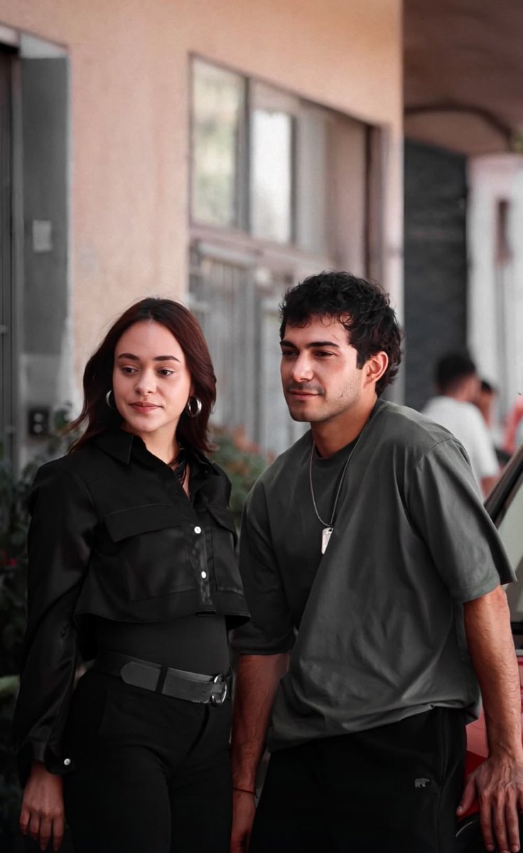 aysellendiniz's tweet photo. Soldaki çift daha fazla sevildi diye her bölüm meleği dahada beter deccal yazıp insanların gözünden düşürmeleye çalışıyorlar. Seyir zevki olan karakteri b*k ediyorlar resmen yazıklar olsun.
#altıüstüistanbul https://t.co/5OFGkWEGkq