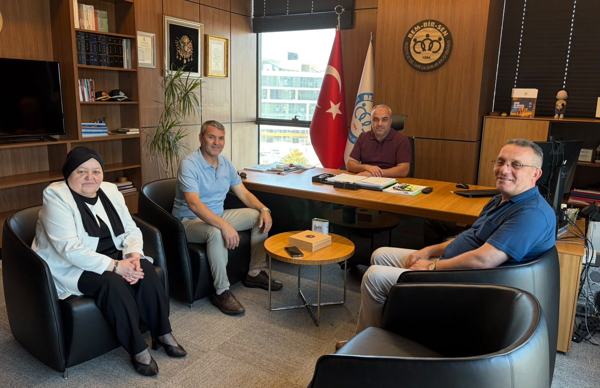 sdtbika's tweet photo. Düzce İl Başkanımız Asiye Durnacı ve Yönetim Kurulu Üyelerimiz Mehmet Ali Kahraman ile Erdal Demir beyi Genel Merkezimizde misafir ederek teşkilat çalışmalarımız ve gündeme dair istişareler bulunduk.   #BizBüyükBirAileyiz @DuzceBemBirSen https://t.co/Qouzoo0MN8
