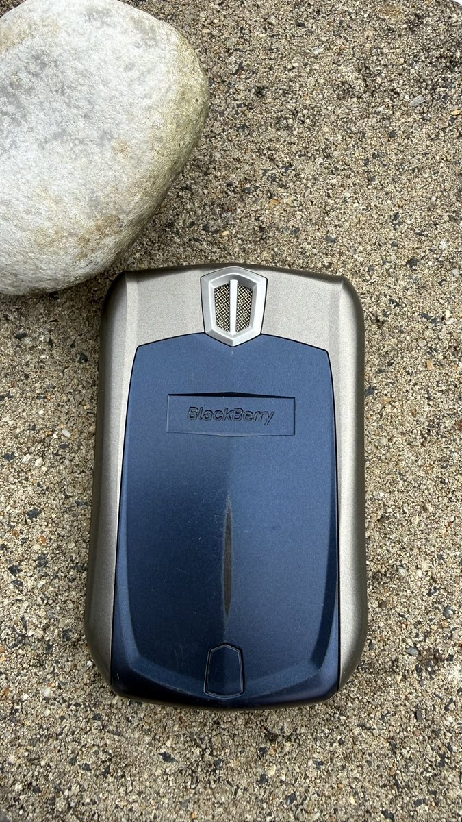 thebbcollector's tweet photo. BlackBerry History (24): BlackBerry 8700v https://t.co/omfedvOtVu #bbugks #blackberrycollector #blackberrycollection #blackberry https://t.co/2jSBClbT8N