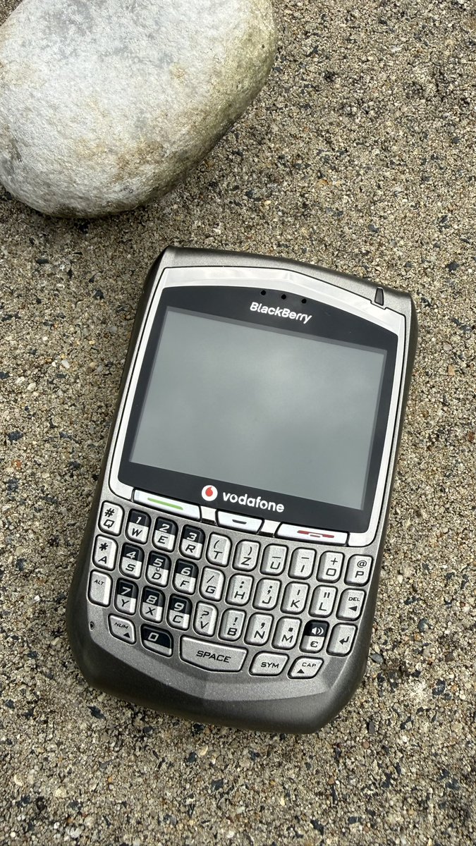 thebbcollector's tweet photo. BlackBerry History (24): BlackBerry 8700v https://t.co/omfedvOtVu #bbugks #blackberrycollector #blackberrycollection #blackberry https://t.co/2jSBClbT8N
