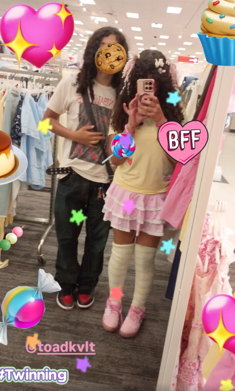 cupcakepwncess's tweet photo. me n @Toadkvlt at target https://t.co/zm66EgpjuW