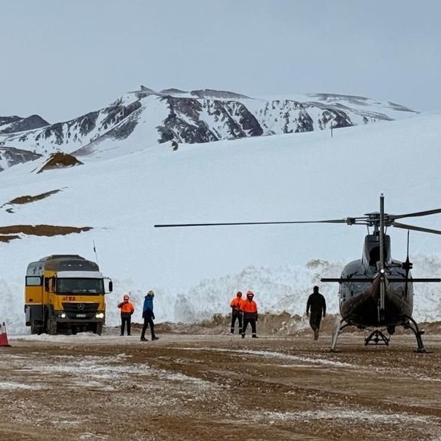 munoznotired's tweet photo. 🪙La mina de oro Veladero, en San Juan, suspendió preventivamente su producción por las fuertes nevadas en la Cordillera. 
La operación, controlada por Barrick y Shandong Gold, evacuó en 🚁helicóptero a parte de sus trabajadores porque los caminos de acceso permanecen cerrados. https://t.co/xJYk4gEX2b