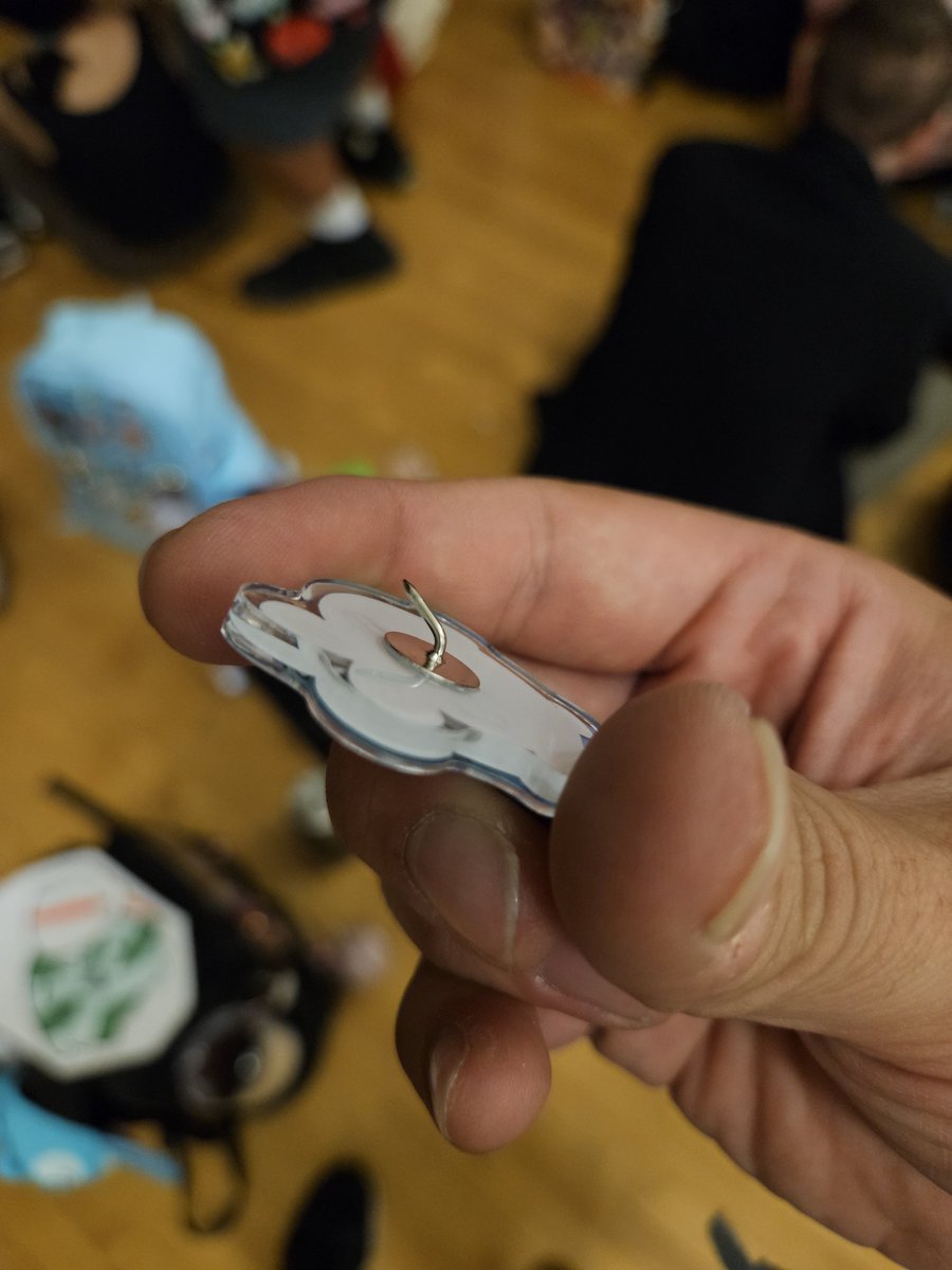dagronSR's tweet photo. Here's a moment that definitely doesnt give one Fomo. 

During Offkai live, I found my lad pin like this under the belongings of mutuals after it fell off my badge lanyard.

I was able to fix it but still pissed me off cuz fixing it potentially risked an injury

#OffkaiGen5 https://t.co/H16s8fHIyQ