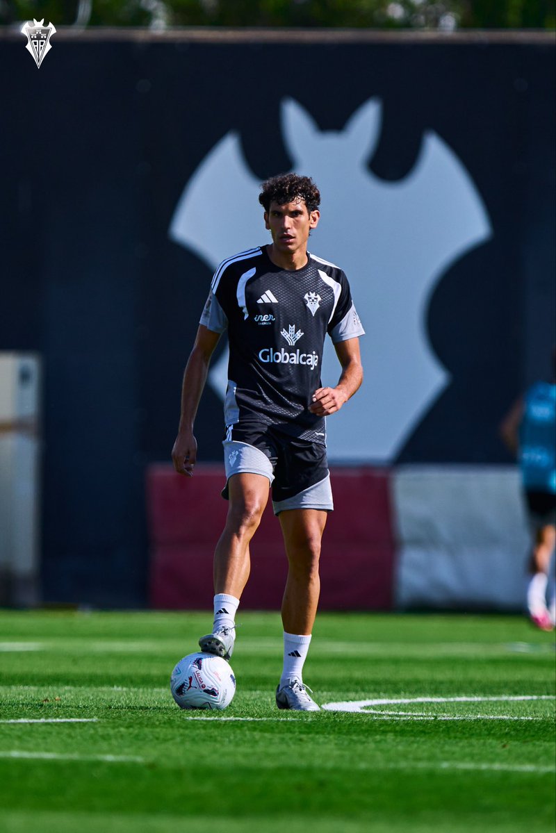 JesusVallejo's tweet photo. Nueva semana💪⚽️ @AlbaceteBPSAD https://t.co/sHQsyuZ6ze