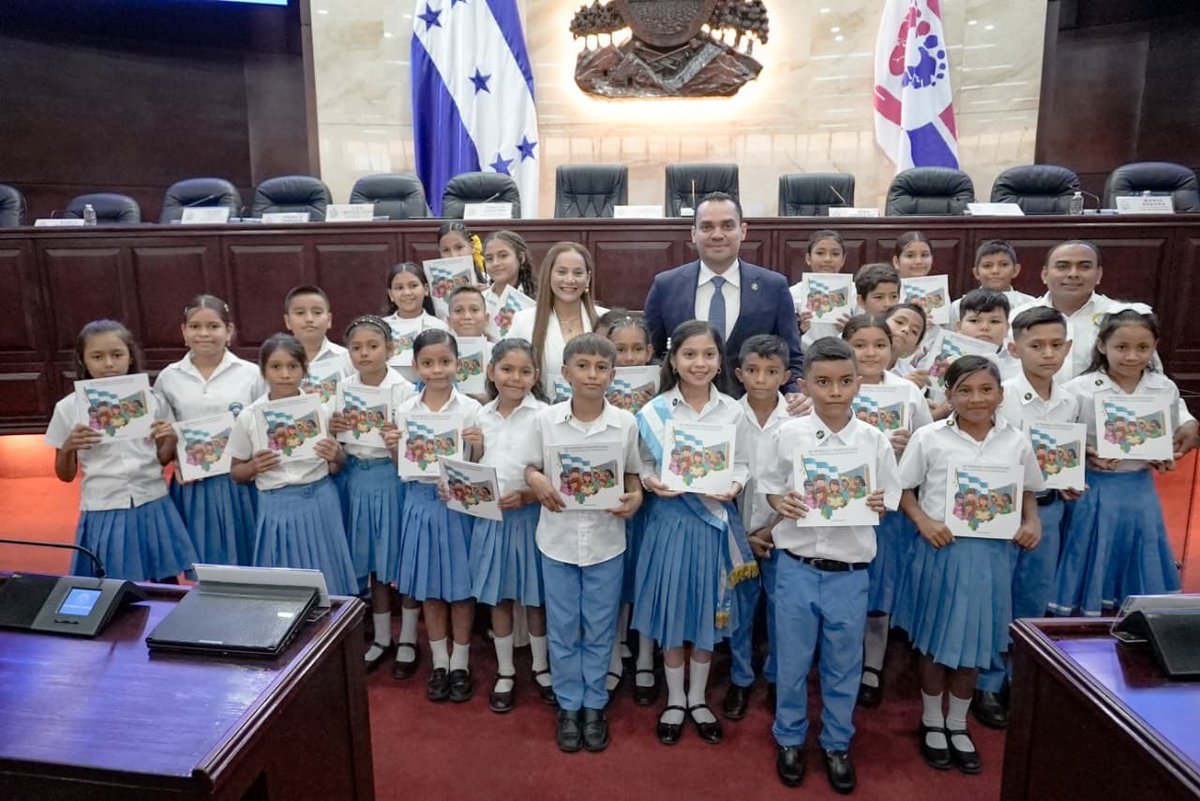 TommyZambranoM's tweet photo. Hoy recibí en el Congreso Nacional a estudiantes, docentes y padres de familia de la Escuela Hassive Adid Nazar, de Nacaome, Valle.

Siempre es un gusto dar la bienvenida a quienes visitan esta Casa del Pueblo y acercar a las nuevas generaciones al trabajo legislativo. Seguimos construyendo un Congreso de Puertas Abiertas, cercano a la gente y comprometido con Honduras. 🇭🇳📚👧🏻👦🏻