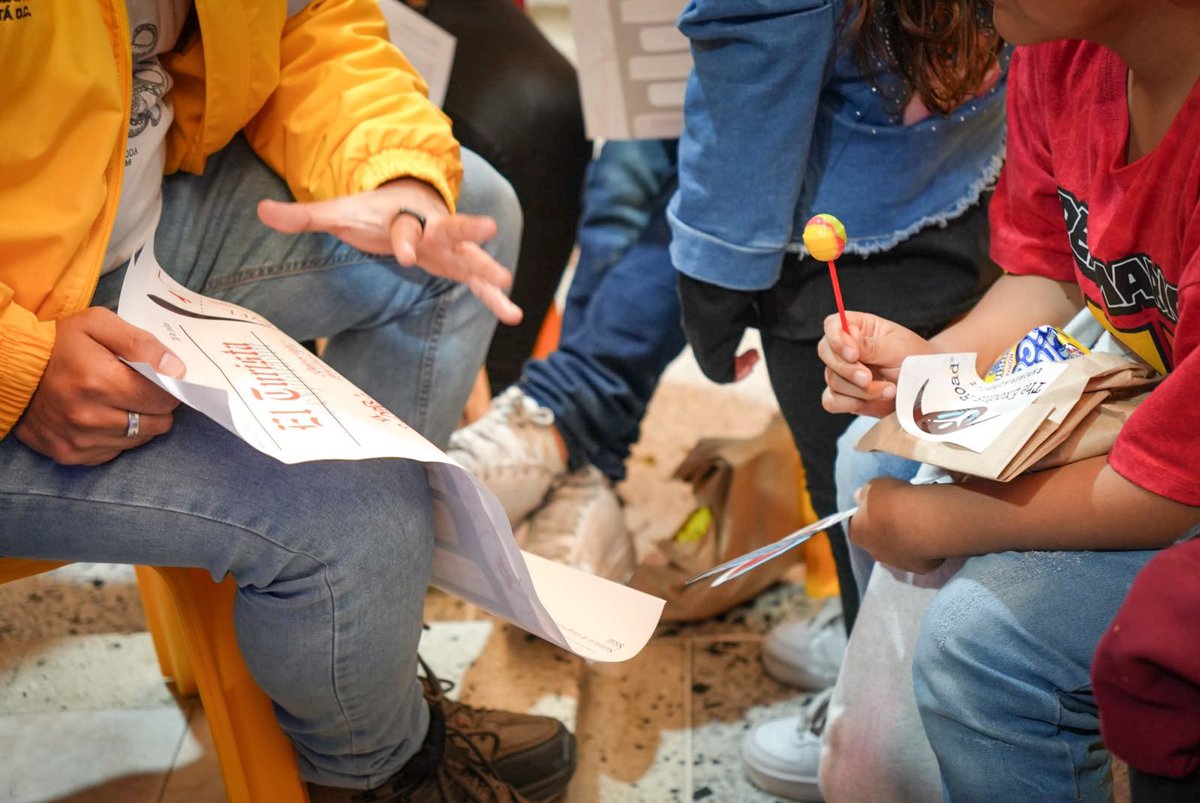 GobiernoBTA's tweet photo. Prevenir también es proteger la infancia.

En articulación entre la @integracionbta, el @IPESBogota y la @GobiernoBTA, desarrollamos una jornada de sensibilización en la Plaza de Mercado de Las Ferias, sesibilizando a 25 niñas, niños y adolescentes, familias y visitantes de la plaza sobre el delito de trata de personas. 

En la Semana Distrital de Lucha contra la Trata de Personas seguimos llevando la prevención a cada rincón de Bogotá.