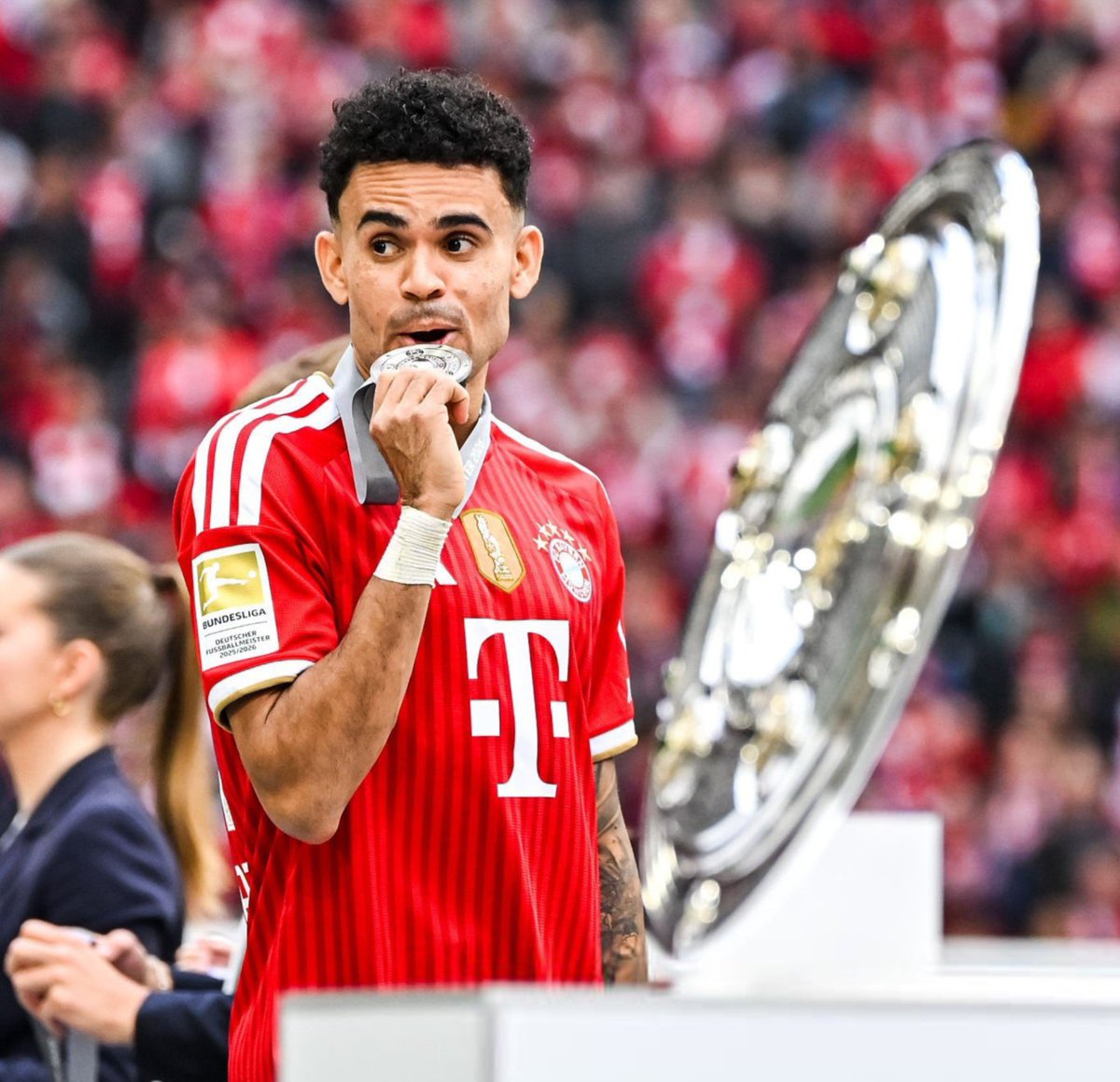 FCBayernFocus's tweet photo. 🚨🆕 @Plettigoal : “There were rumors that Al-Hilal are planning a €150m offer for Luis Díaz. I spoke with various sources, including sources close to the player. Some say he is staying 100%. But there is also a faction that says he is at least on Al-Hilal's radar and is one of the names on their shortlist. Whether an offer will be made to the player or to Bayern cannot be said at this point in time. I think it is out of the question that Luis Díaz will leave, especially since Al-Hilal have already signed Summerville from West Ham.”
