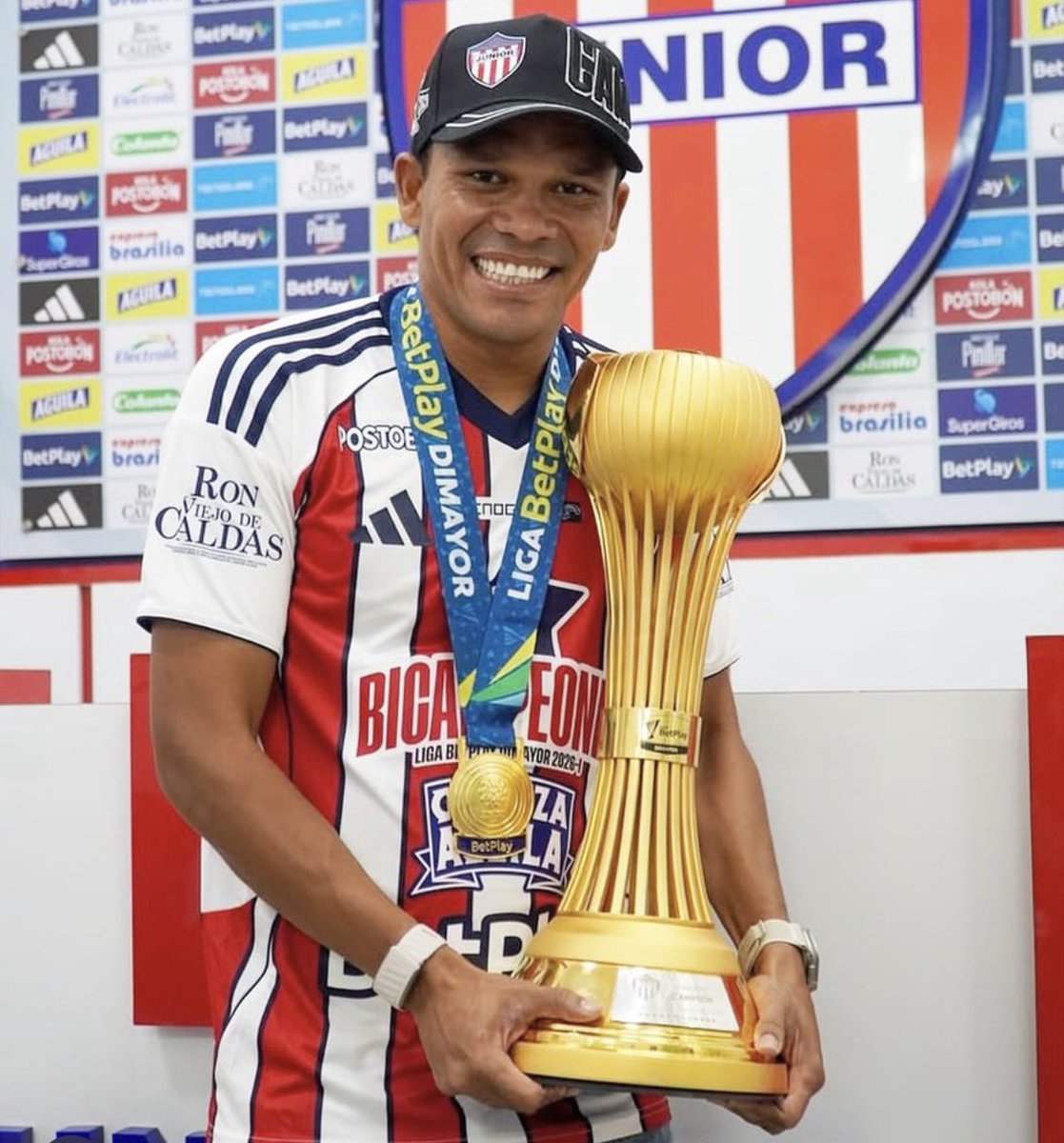 SOLO_JUNIOR's tweet photo. 🐐 • No alcanzarán las palabras ni los homenajes, Carlos Arturo. 

El más grande. 
El más caballero. 
El más goleador. 

Eterno 70. https://t.co/OCIOhYVCnQ