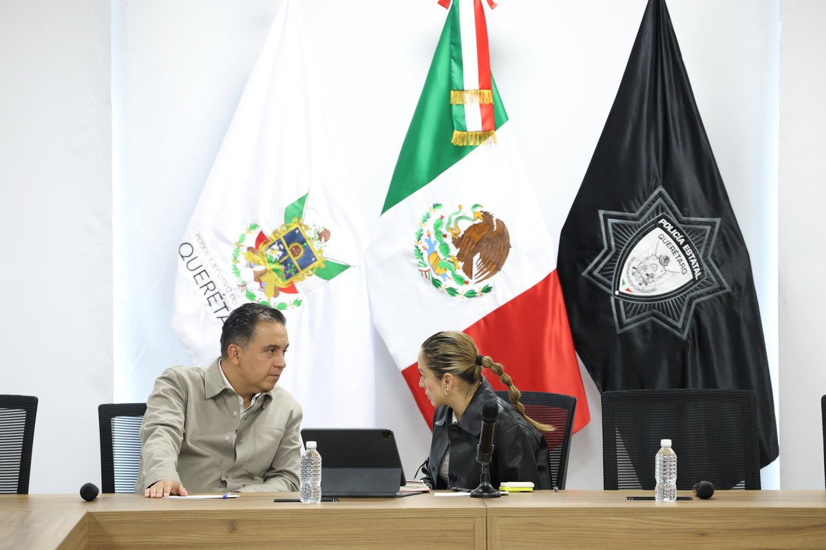 SEGOB_Queretaro's tweet photo. ¡Trabajo en equipo!🙌🏻

El secretario de Gobierno, @Eric_gudino junto con la Oficial Mayor, Linda Luna Rangel, así como autoridades estatales y municipales, sostuvieron una reunión de coordinación interinstitucional.

#AquíContigo https://t.co/faODAsV2ZP