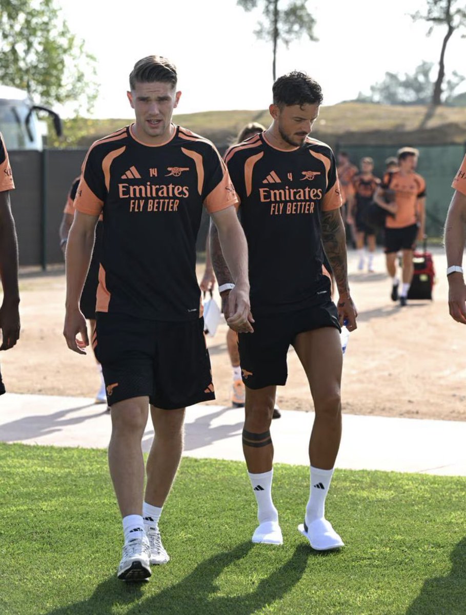 Arsenalnewschan's tweet photo. 📸 The boys Ben White and Viktor Gyökeres walking out to #Arsenal’s first pre-season training day in Girona today 🏴󠁧󠁢󠁥󠁮󠁧󠁿 🤝 🇸🇪 https://t.co/si5QsVCqCP