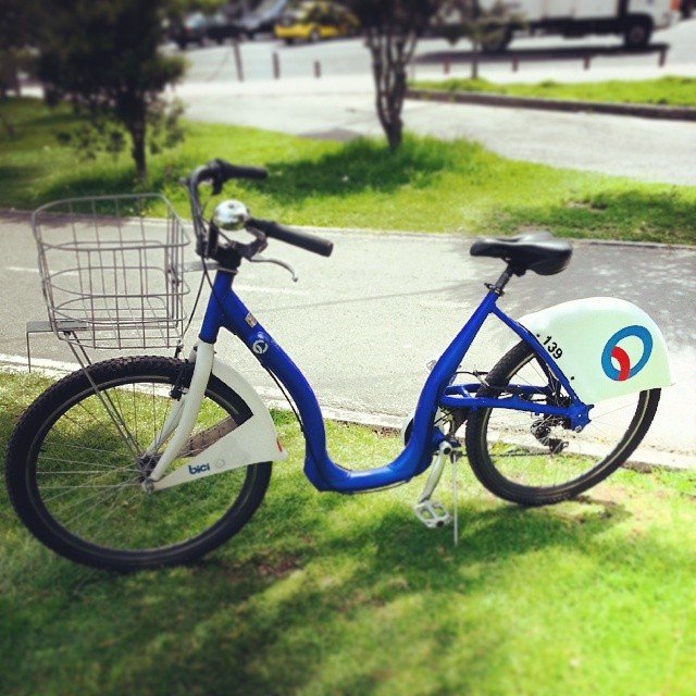 vjmYk's tweet photo. Se fue al carajo.
Chancho pillo era $15usd por plato de horneado. 
🚲Bicicletas por $22.000usd por cada bici que van a decir están asaltando a Quito!!!
Van a dejar la ciudad en soletas. 
Pero es que ni la bici de un campeón mundial cuesta eso que infelices...
Padelacho en bicicleta...