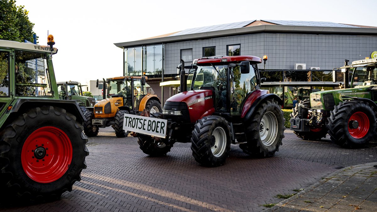 vandaaginside's tweet photo. 150 bezorgde boeren naar gemeentehuis Borculo met brandbrief tegen stikstofplannen https://t.co/ECGiUeitsi #vandaaginside https://t.co/ks2NwYJIhf