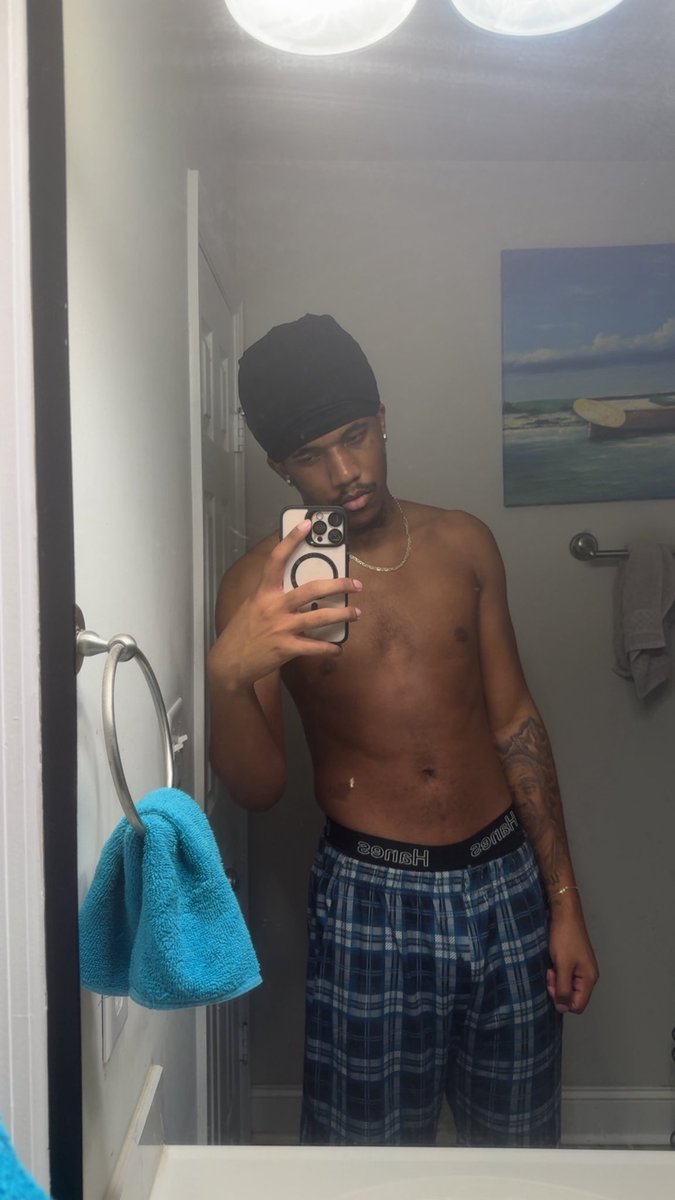 Devean019's tweet photo. Sorry for disappearing for a bit hope yall enjoy these though❤️. #fyp #fypシ゚viral #lightskin #foryoupage #HappyMondayAll #newpost https://t.co/fopSpfcZGy
