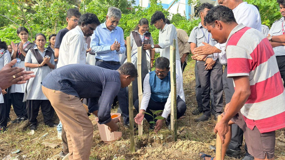 BRAITiians's tweet photo. Mercantile Marine Department, in association with DBRAIT, IRS &amp; ANSOA, organized #EkPedMaaKeNaam at DBRAIT Campus. 
100+ saplings planted with students, faculty &amp; officials. 
Geo-tagging done for monitoring. @MediaRN_ANI
@AICTE_INDIA @Andaman_Admin @SVPMC_ANI
#EkPedMaaKeNaam #MMD https://t.co/pFBsMwAgCf