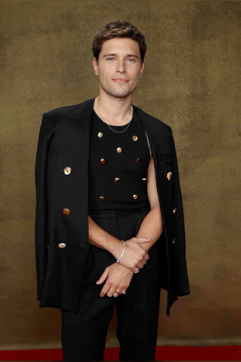 neurograhm's tweet photo. the suit on the shoulders is kinda cunt, I can’t lie https://t.co/ryPrQblm0b