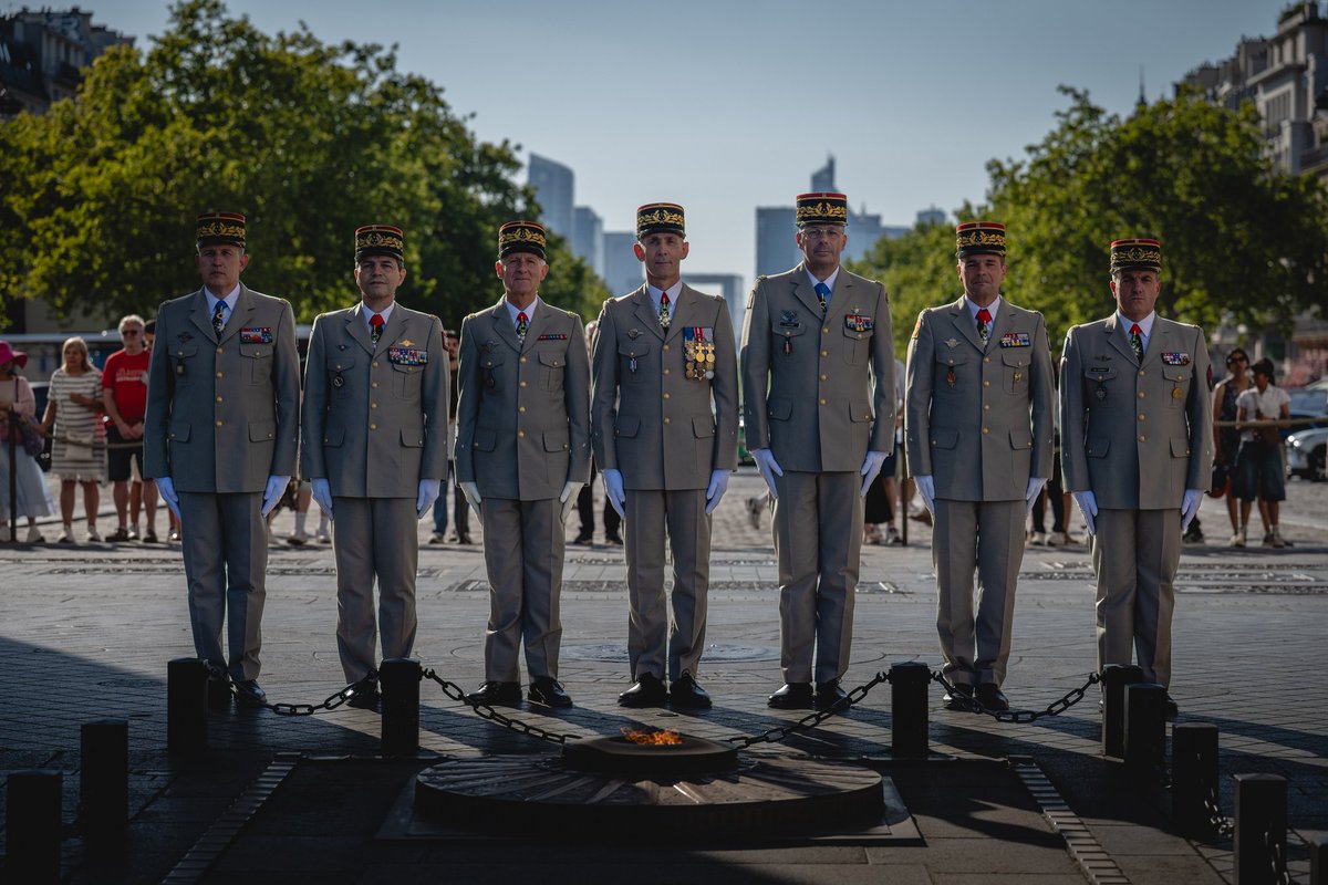 CEMAT_FR's tweet photo. Le souvenir nourrit l'engagement. L'engagement prépare la victoire.

J’ai réuni aujourd’hui le comité stratégique de l’armée de Terre. Nous avons conclu ces premiers échanges par le ravivage de la flamme sous l'Arc de Triomphe.

Nous inscrivons notre action dans la mémoire des soldats de l’armée de Terre qui ont forgé les succès militaires de la France.