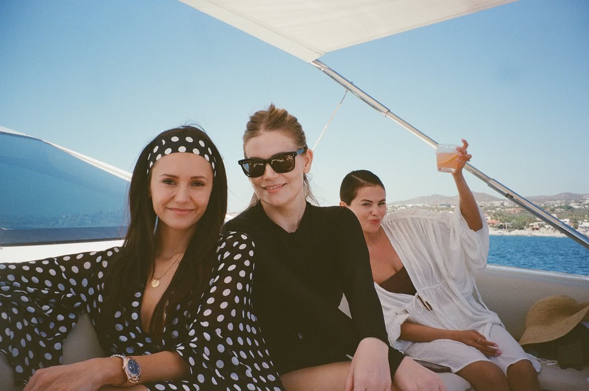 PortalSelenaBR's tweet photo. Querida!

📷 Nina Dobrev com Selena Gomez via Instagram: “encontrar câmeras descartáveis antigas que nunca foram reveladas me deixa muito animada, porque você nunca sabe o que vai descobrir… (🎞️ de 2012 até hoje)” https://t.co/3hbgHULjbj