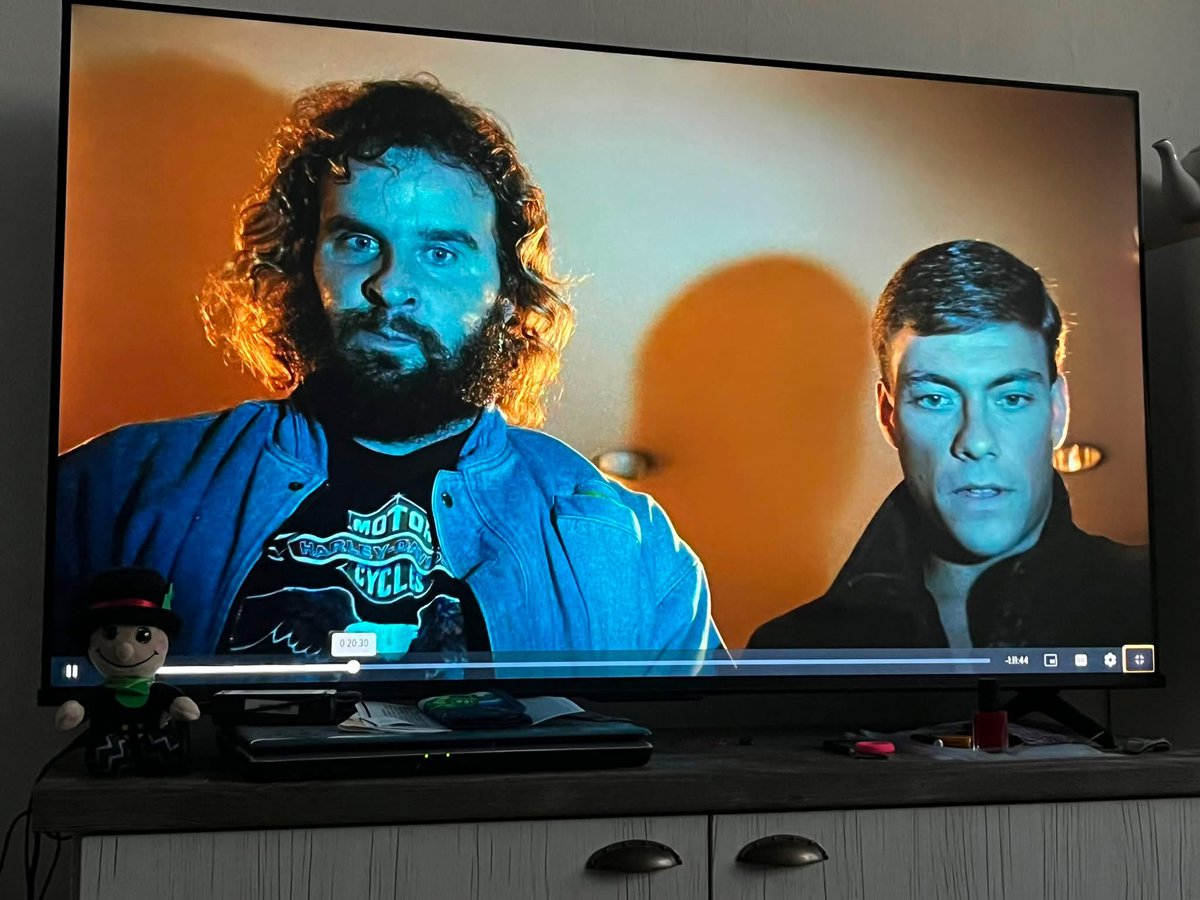 SpinavyBrunet's tweet photo. Proč nám tajili, že Pepa Maršálek hrál s Jean-Claude Van Dammem?!? https://t.co/8FOYSNyI4o