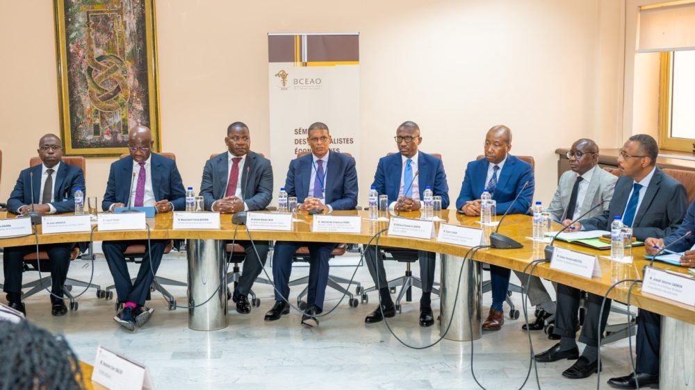 KondiL75281's tweet photo. La #Banque centrale a réuni à #Dakar 16 journalistes des 8 pays de l'@UMOA pour une formation sur la politique monétaire, la digitalisation et l'inclusion financière afin de mieux informer les citoyens de l'Union.
#BCEAO #UMOA #Économie #Médias https://t.co/K244HTGNrk