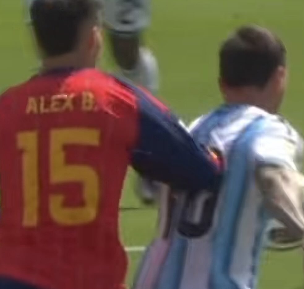 _joquebeb_'s tweet photo. @LEYANTISECTAS Porque Escaloni ni Messi hablaron sobre el arbitraje después de la final? Porque los argentinos no protestaban las faltas hacia su capitan como en partidos anteriores? Porque el árbitro no marcaba nada a favor de argentina? https://t.co/nj7G88lZ7e