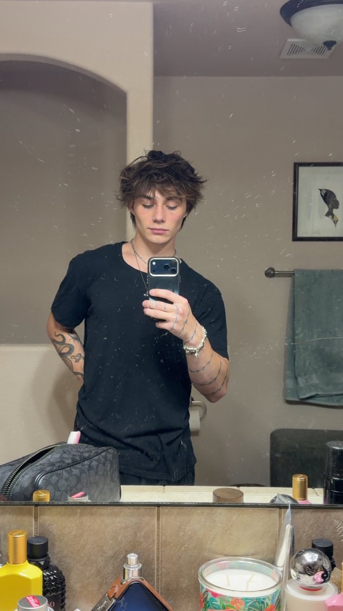 BryceAMcKenzie's tweet photo. Need to clean my mirror https://t.co/uLe5sgyKkR
