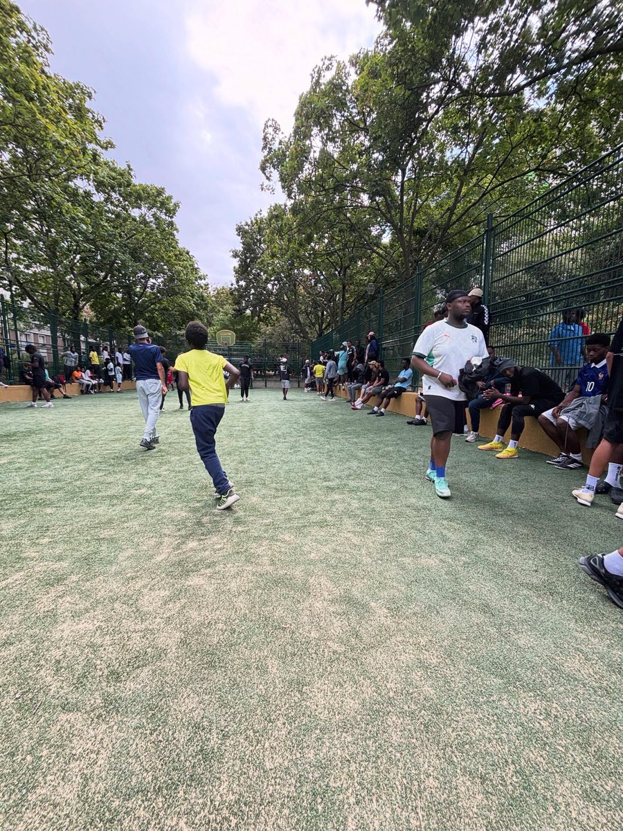 ASSFOOTBALLcom's tweet photo. La Cage Cup 🏆
Paris 14 ça joue ✨
#ASSF #LaCageCup #StreetFootball #Paris https://t.co/5iUA33odEI