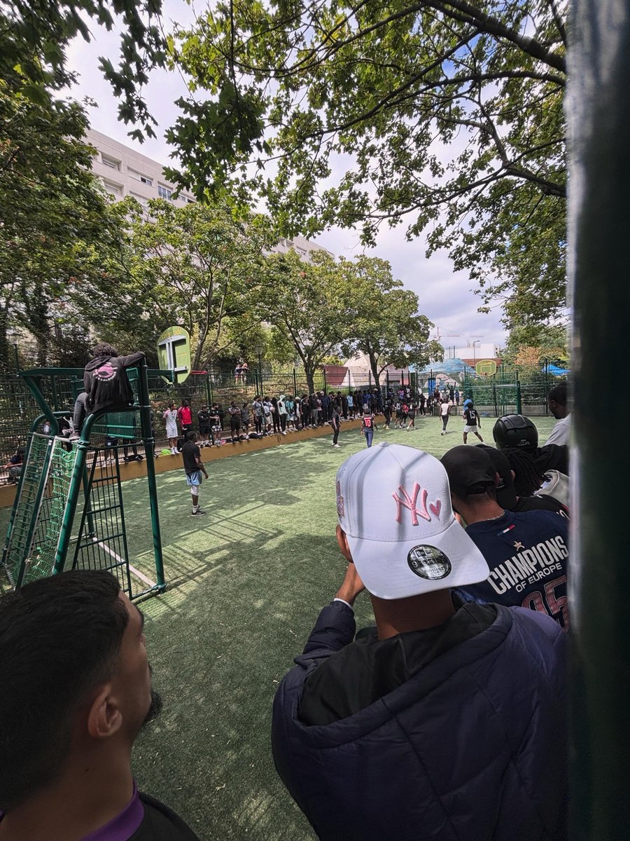 ASSFOOTBALLcom's tweet photo. La Cage Cup 🏆
Paris 14 ça joue ✨
#ASSF #LaCageCup #StreetFootball #Paris https://t.co/5iUA33odEI