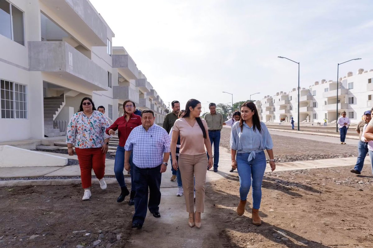 gobiernocolima's tweet photo. Este día, la gobernadora del estado, @indira_vizcaino Silva, supervisó el avance en la construcción de las Viviendas para el Bienestar en los fraccionamientos La Fortuna, Rinconada de La Granja y Puerta de Hierro, en el municipio de Villa de Álvarez.

En estas tres colonias se edifican más de mil viviendas que permitirán a familias colimenses acceder a un hogar digno, como parte del compromiso del @GobiernoMX que encabeza la presidenta @Claudiashein para garantizar el derecho a la vivienda.