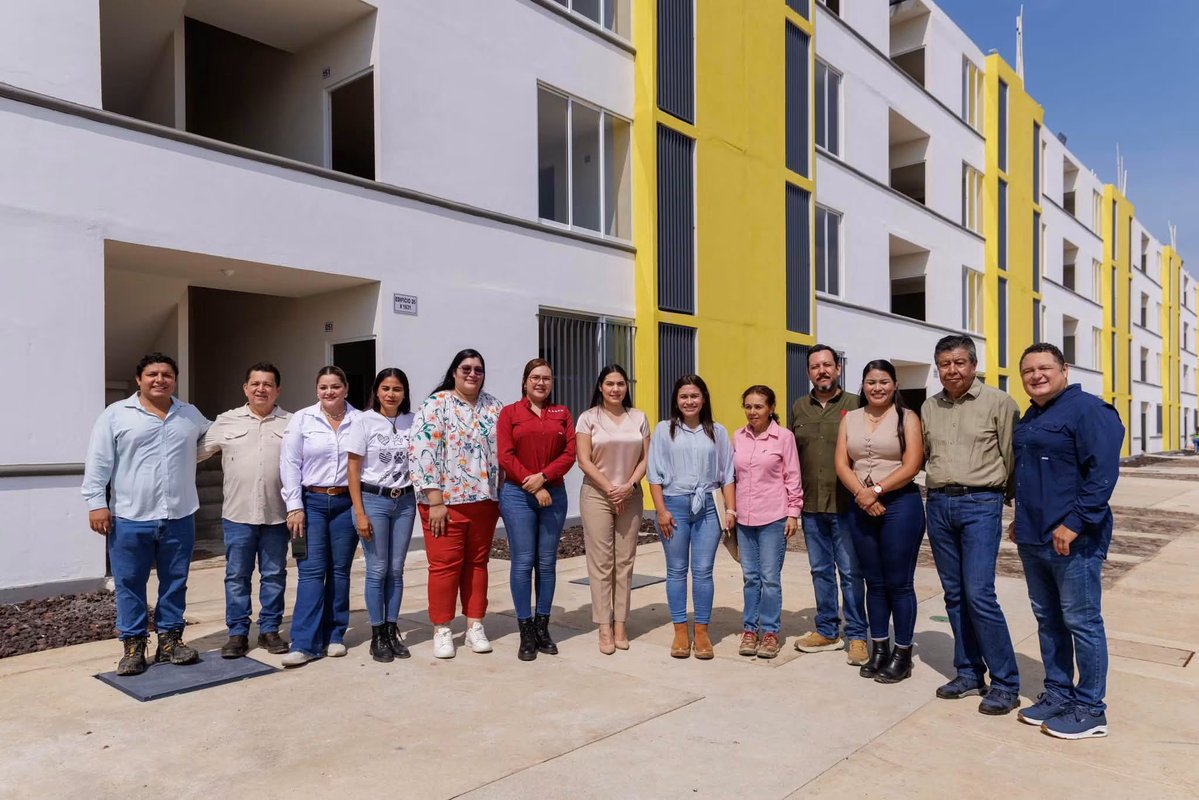 gobiernocolima's tweet photo. Este día, la gobernadora del estado, @indira_vizcaino Silva, supervisó el avance en la construcción de las Viviendas para el Bienestar en los fraccionamientos La Fortuna, Rinconada de La Granja y Puerta de Hierro, en el municipio de Villa de Álvarez.

En estas tres colonias se edifican más de mil viviendas que permitirán a familias colimenses acceder a un hogar digno, como parte del compromiso del @GobiernoMX que encabeza la presidenta @Claudiashein para garantizar el derecho a la vivienda.