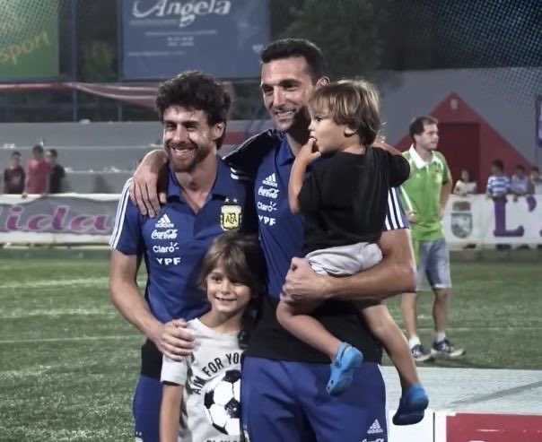 messikimochis's tweet photo. pablo aimar con niños es de las cosas más lindas y tiernas que vas a ver https://t.co/Y8WEfq8PWI