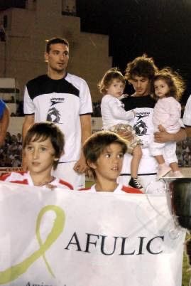 messikimochis's tweet photo. pablo aimar con niños es de las cosas más lindas y tiernas que vas a ver https://t.co/Y8WEfq8PWI